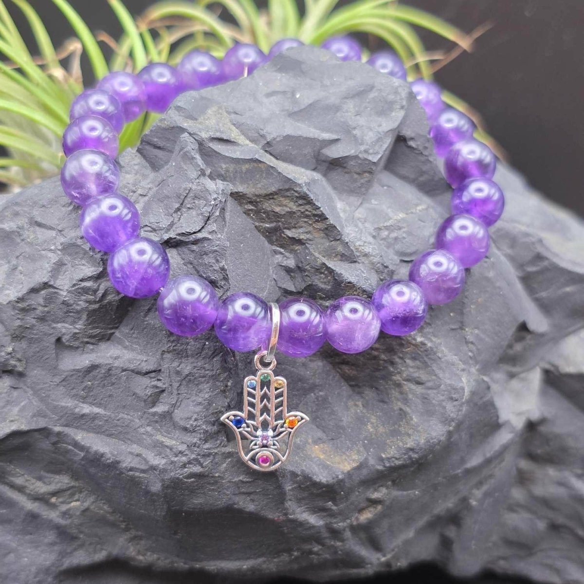 Hamsa der Klarheit – Amethyst-Armband mit Chakra-Hand - PRANA Edelsteine – Handgefertigter Edelsteinschmuck