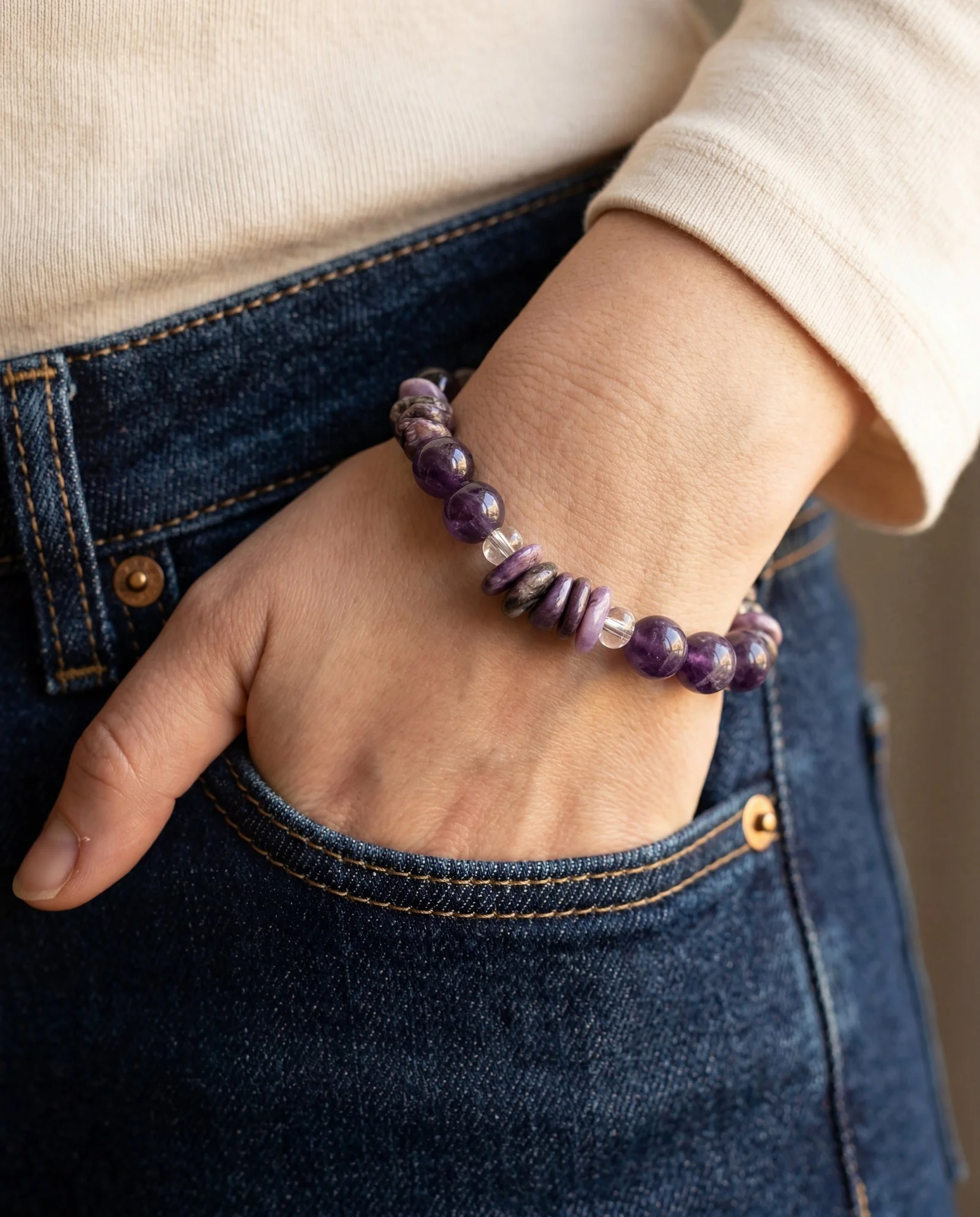 VIORA - Amethyst & Charoit Armband mit Bergkristall (10 mm) „Seelenkraft & Transformation“ - PRANA Edelsteine – Handgefertigter Edelsteinschmuck