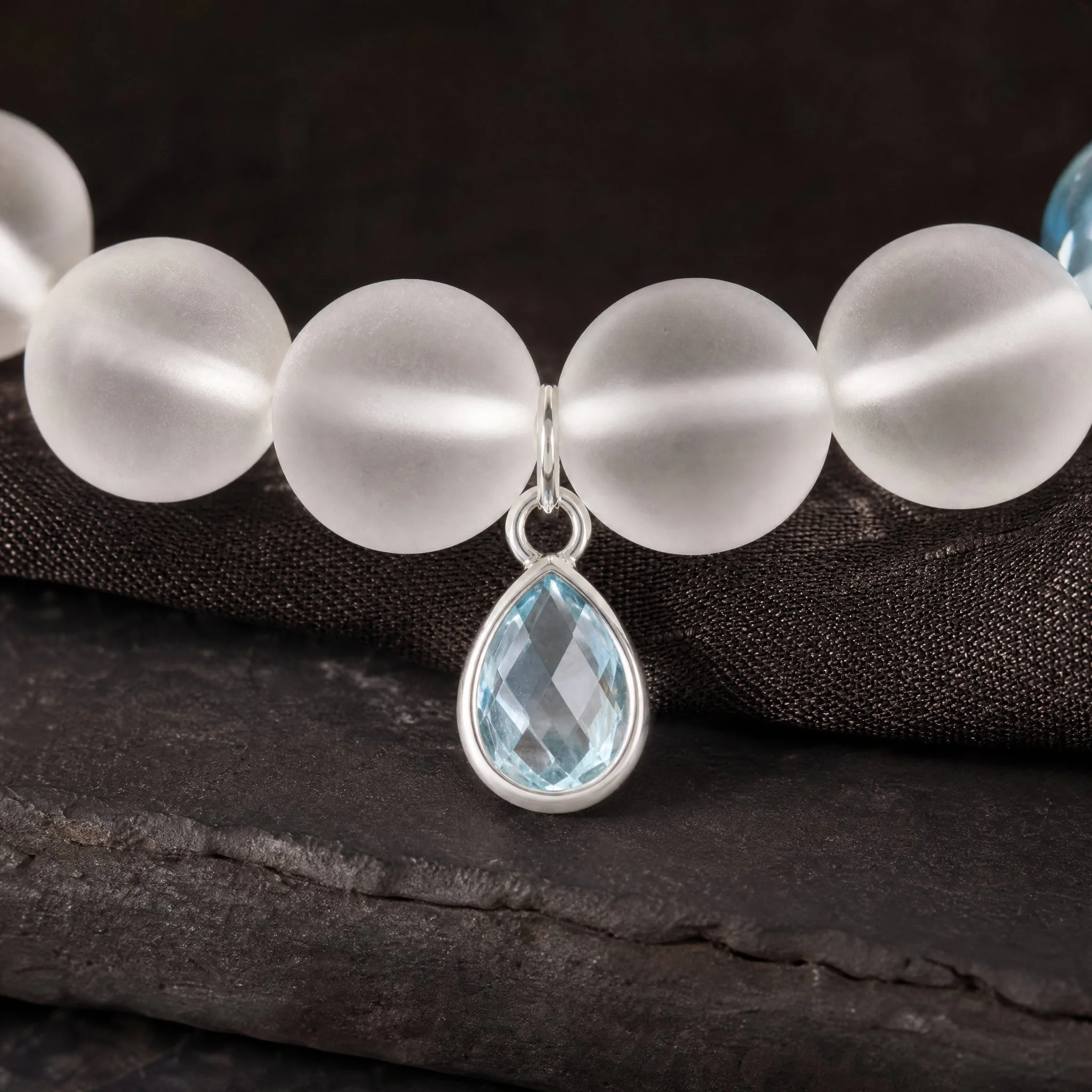 AQUA LUMINA – Aqua Aura & Bergkristall mit Murano-Glas und Blautopas - LIMITIERT! - PRANA Edelsteine – Handgefertigter Edelsteinschmuck