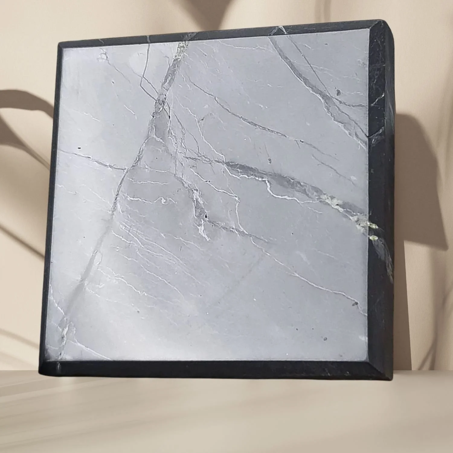 Schungit Platte 10 × 10 cm poliert – Unterlage für Getränke, Lebensmittel