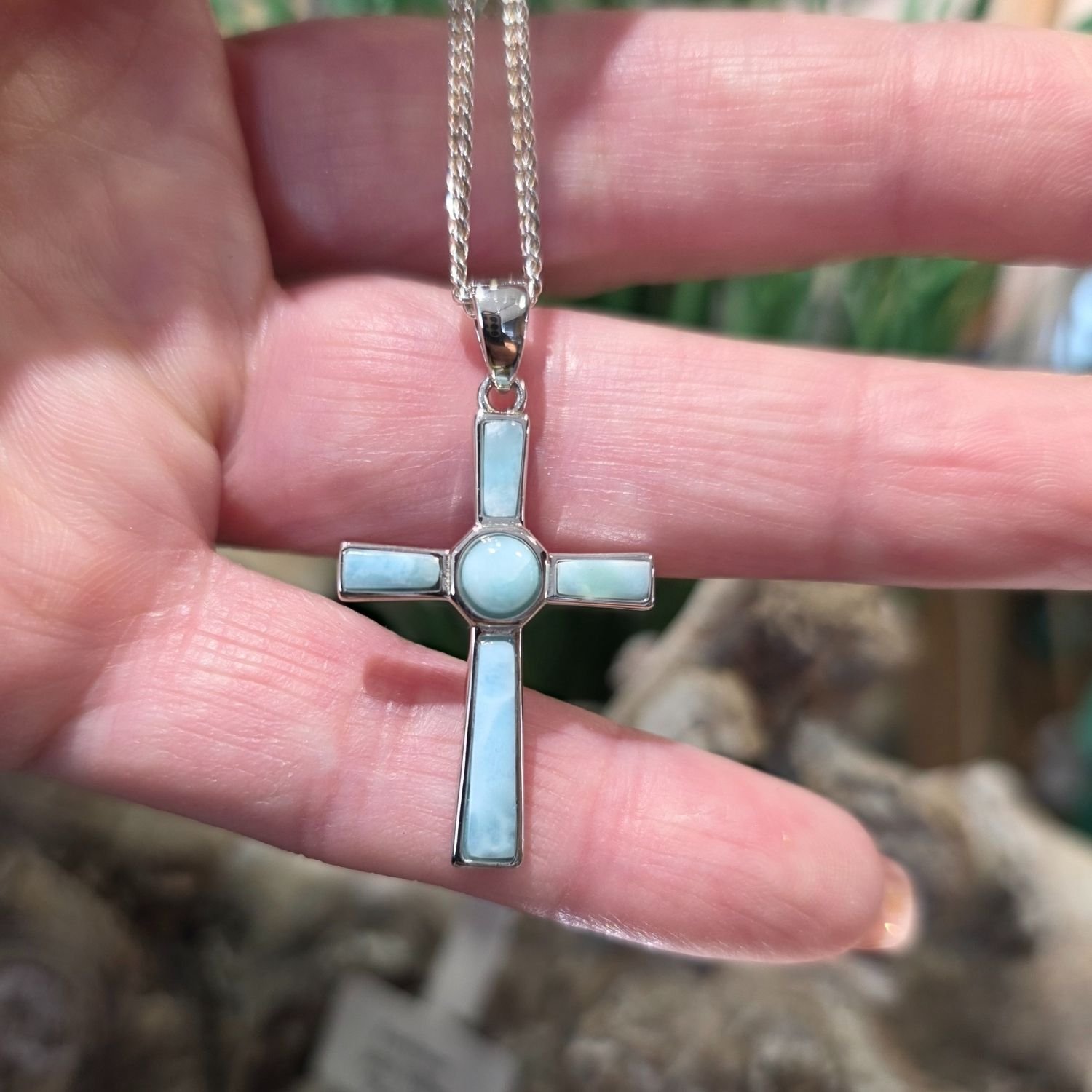Atlantislicht – Larimar Kreuz für innere Ruhe & Selbstausdruck - PRANA Edelsteine – Handgefertigter Edelsteinschmuck