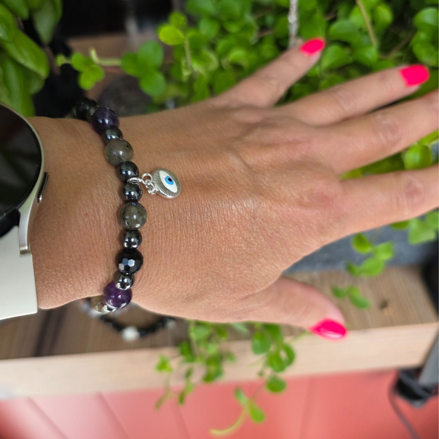 Aura Schild Armband getragen am Handgelenk mit Nazar-Auge und Edelsteinen (Amethyst, Labradorit, Hämatit, Turmalin)