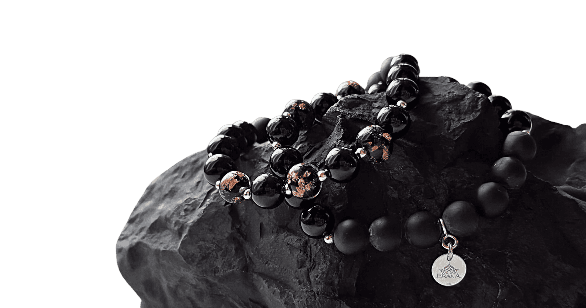 Murano-Glas und Turmalin Armbänder mit PRANA Logo auf dunklem Naturstein, limitierte Murano-Kollektion mit echten Edelsteinen und 925 Silber, handgefertigt in Deutschland