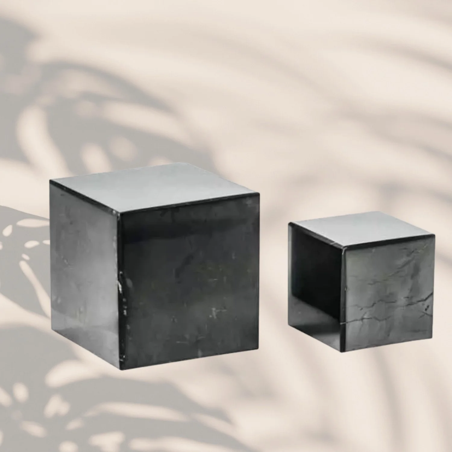 Schungit Würfel poliert – schwarzer Naturstein für Büro, Deko und Wohnraum - PRANA Edelsteine – Handgefertigter Edelsteinschmuck