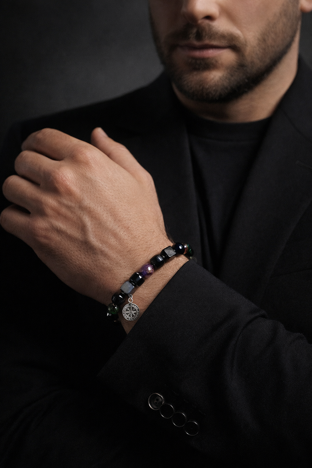 Modern Alchemy Armband am Handgelenk eines eleganten Mannes, Nautische Kollektion