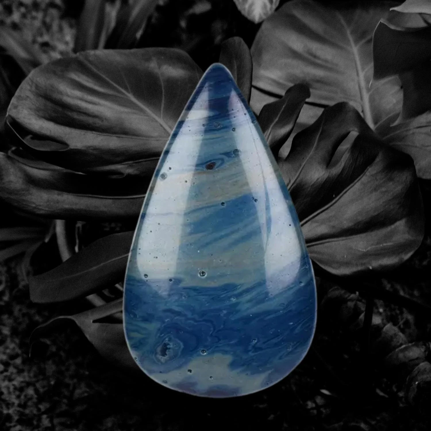 Sieber-„Achat“ Cabochon gebohrt 3–4 cm – Blauschlacke aus dem Harz - PRANA Edelsteine – Handgefertigter Edelsteinschmuck