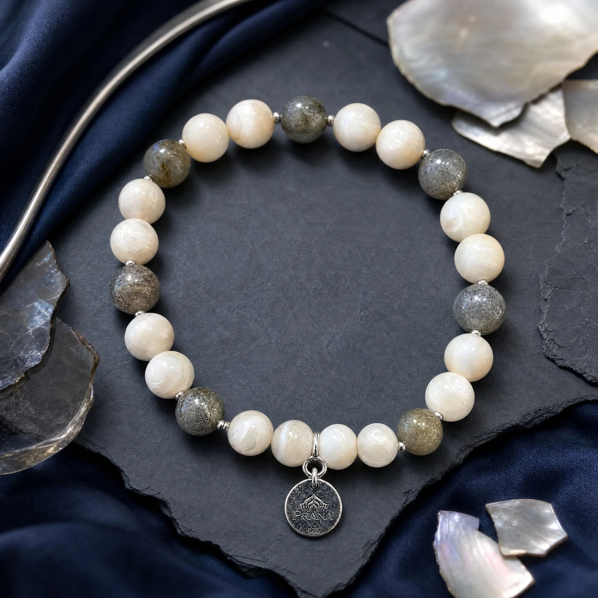 PELAGIA - Nebel & Mond Armband mit Labradorit & Süßwasserperlen, 925 Silber - PRANA Edelsteine – Handgefertigter Edelsteinschmuck