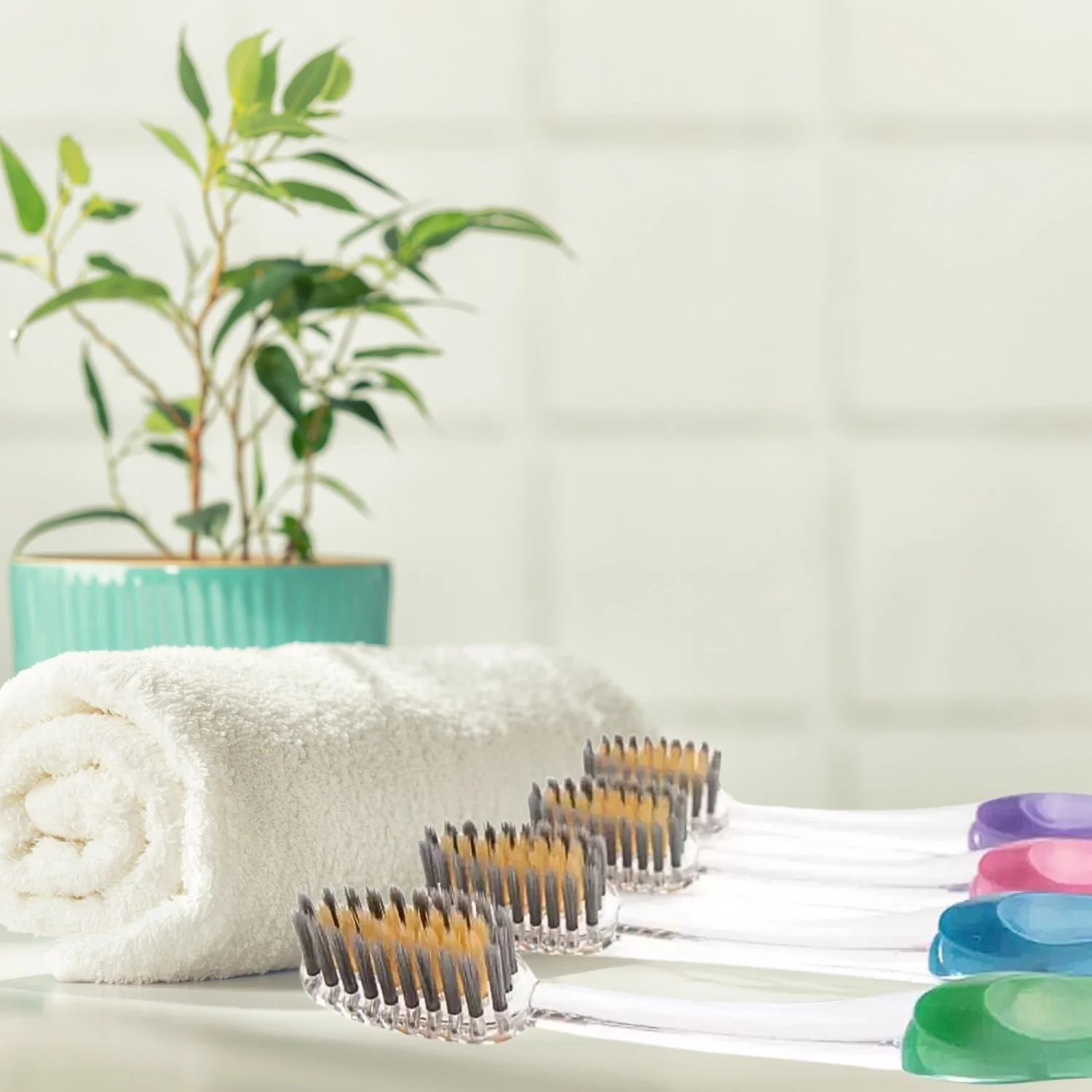 Ultraweiche Edel Schungit Gold Zahnbürsten mit feinen Borsten im Badezimmer