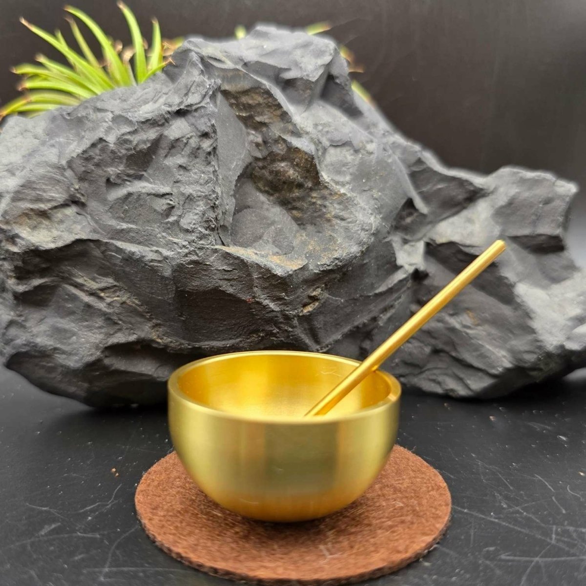 Harmonie in der Handfläche – Mini-Klangschale mit Zubehör (Set) - PRANA Edelsteine – Handgefertigter Edelsteinschmuck
