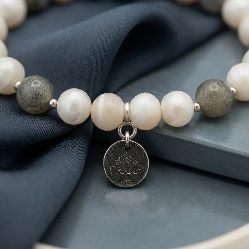 PELAGIA - Nebel & Mond Armband mit Labradorit & Süßwasserperlen, 925 Silber - PRANA Edelsteine – Handgefertigter Edelsteinschmuck