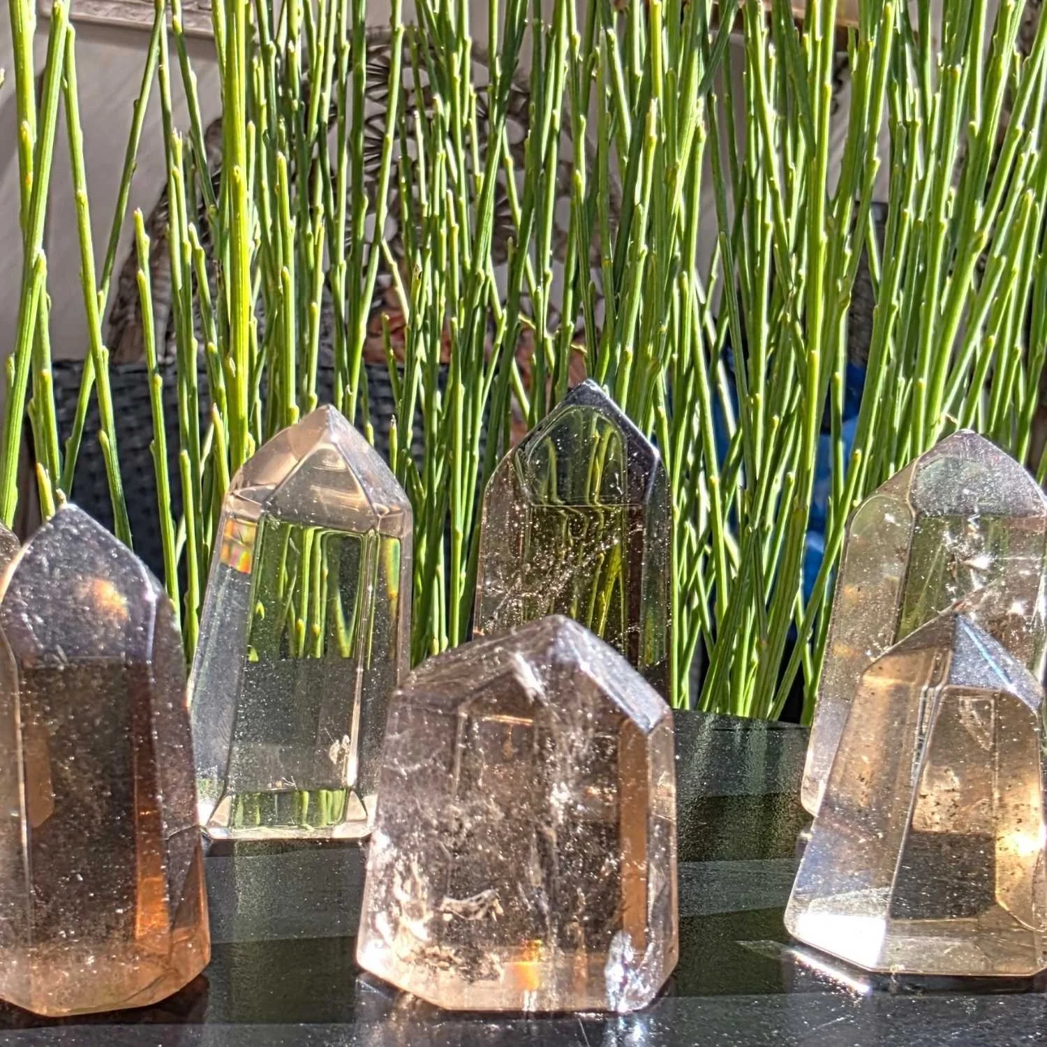 Rauchquarz-Spitzen aus Brasilien vor grünem Hintergrund für Prana Shield Drive EMF-Schutzset