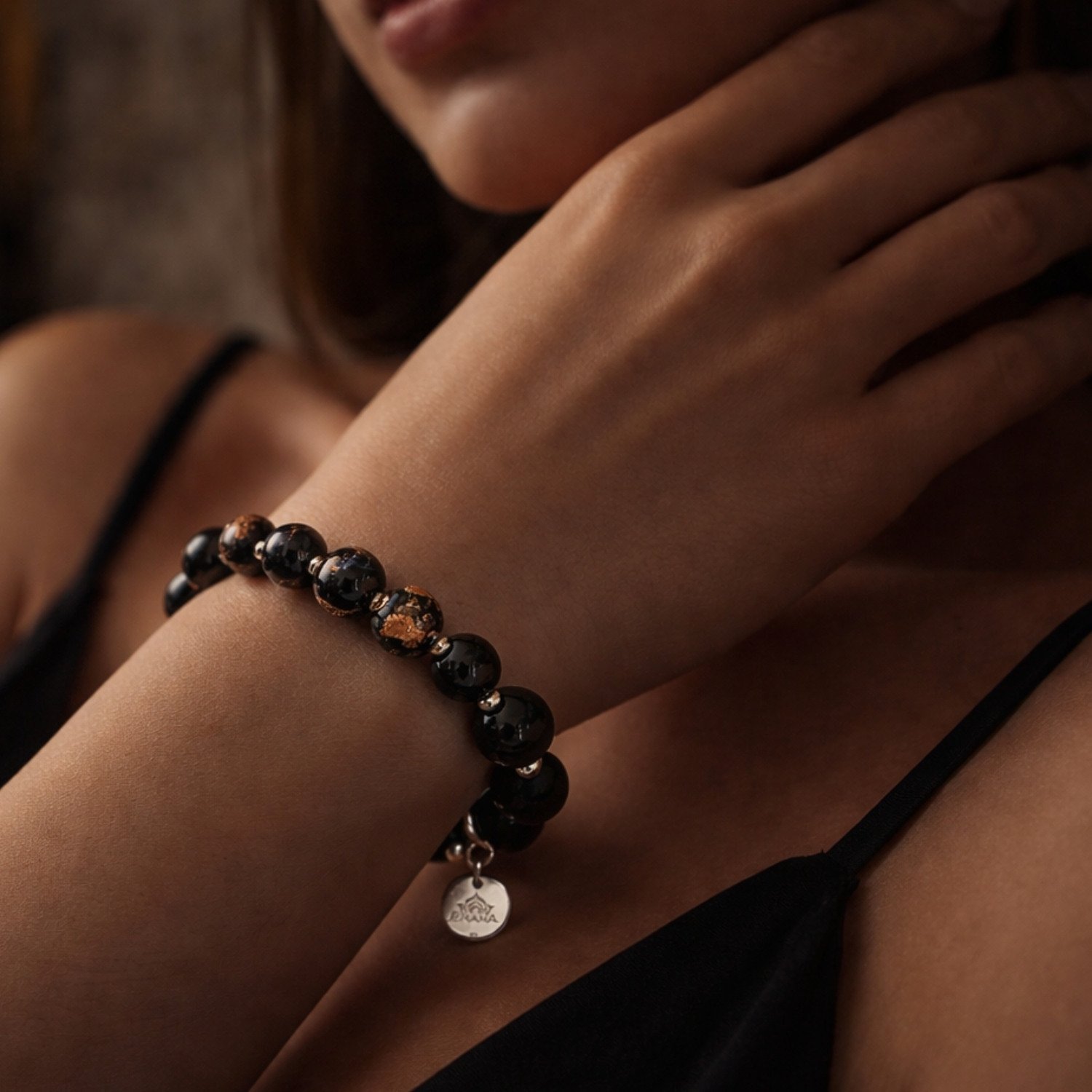 Frau trägt handgefertigtes Edelsteinarmband mit Murano Glasperle und 925 Silber von PRANA Edelsteine