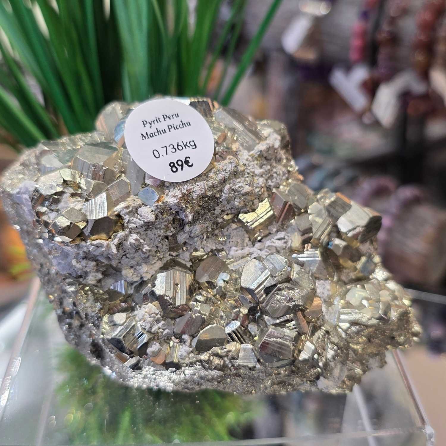 Detailansicht der Pyrit Stufe aus Machu Picchu Peru mit perfekt ausgebildeten Würfelkristallen und metallischem Glanz