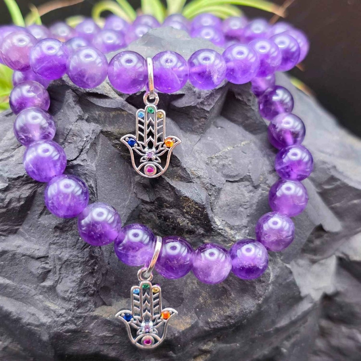 Hamsa der Klarheit – Amethyst-Armband mit Chakra-Hand - PRANA Edelsteine – Handgefertigter Edelsteinschmuck