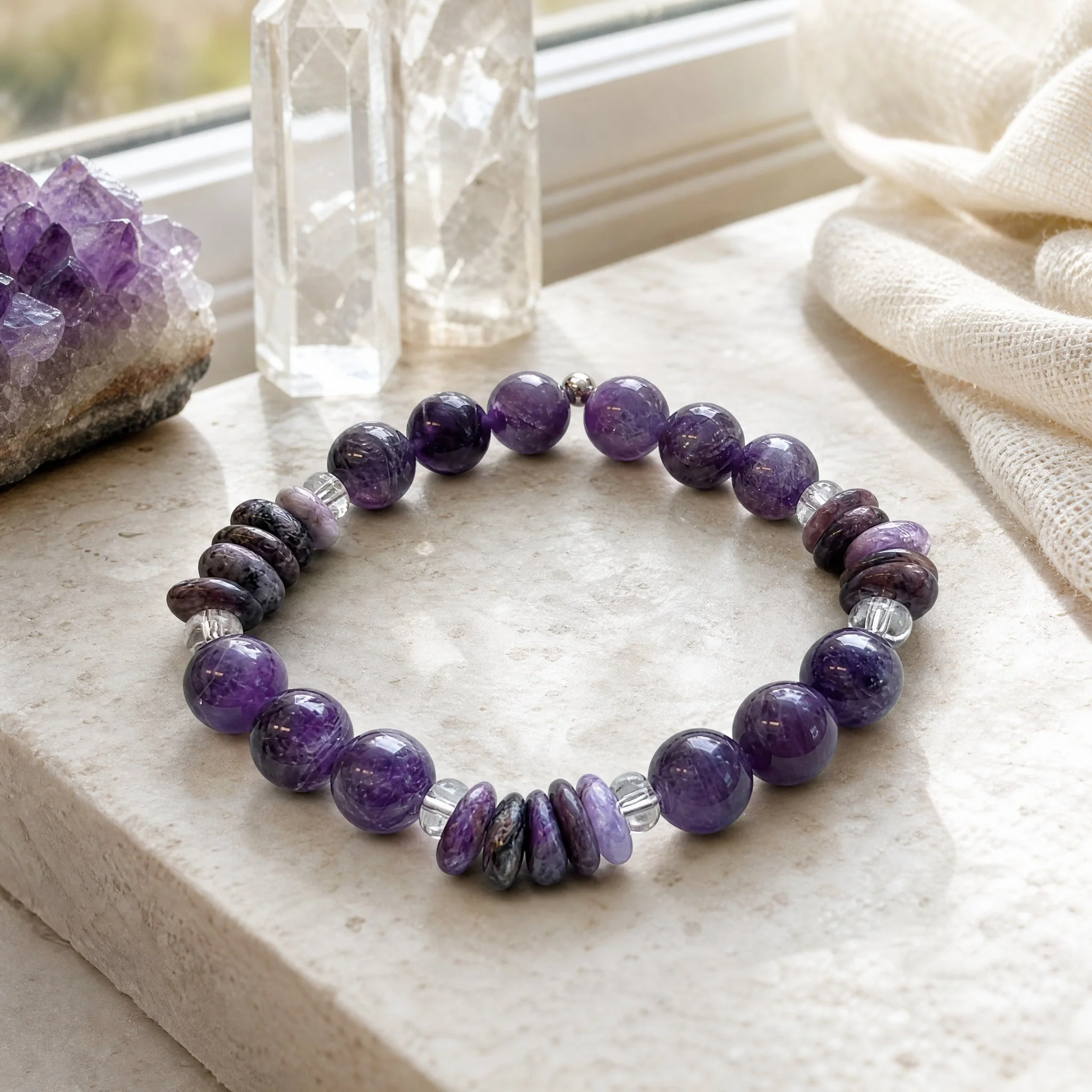 VIORA - Amethyst & Charoit Armband mit Bergkristall (10 mm) „Seelenkraft & Transformation“ - PRANA Edelsteine – Handgefertigter Edelsteinschmuck