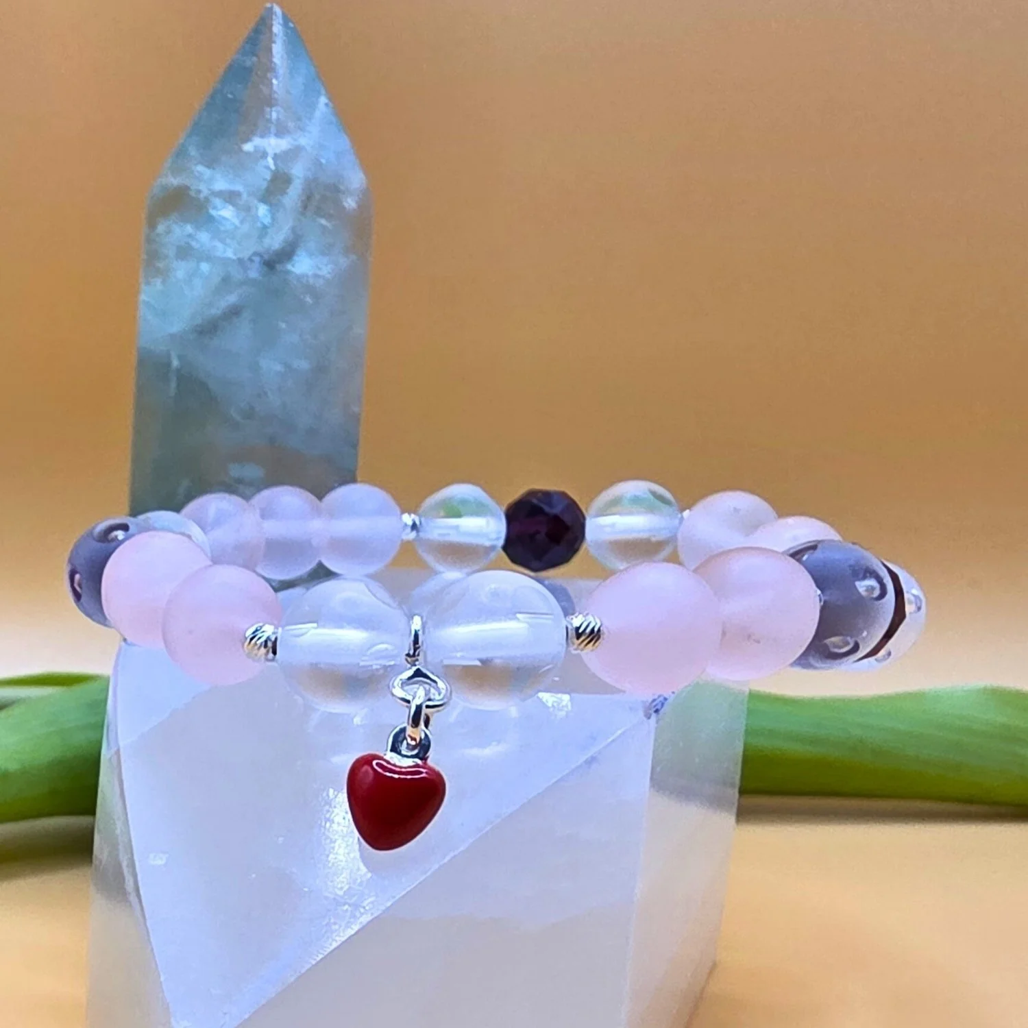 Armband Herzensmut – Rosenquarz matt, Granat & Fenster-Bergkristall - PRANA Edelsteine – Handgefertigter Edelsteinschmuck