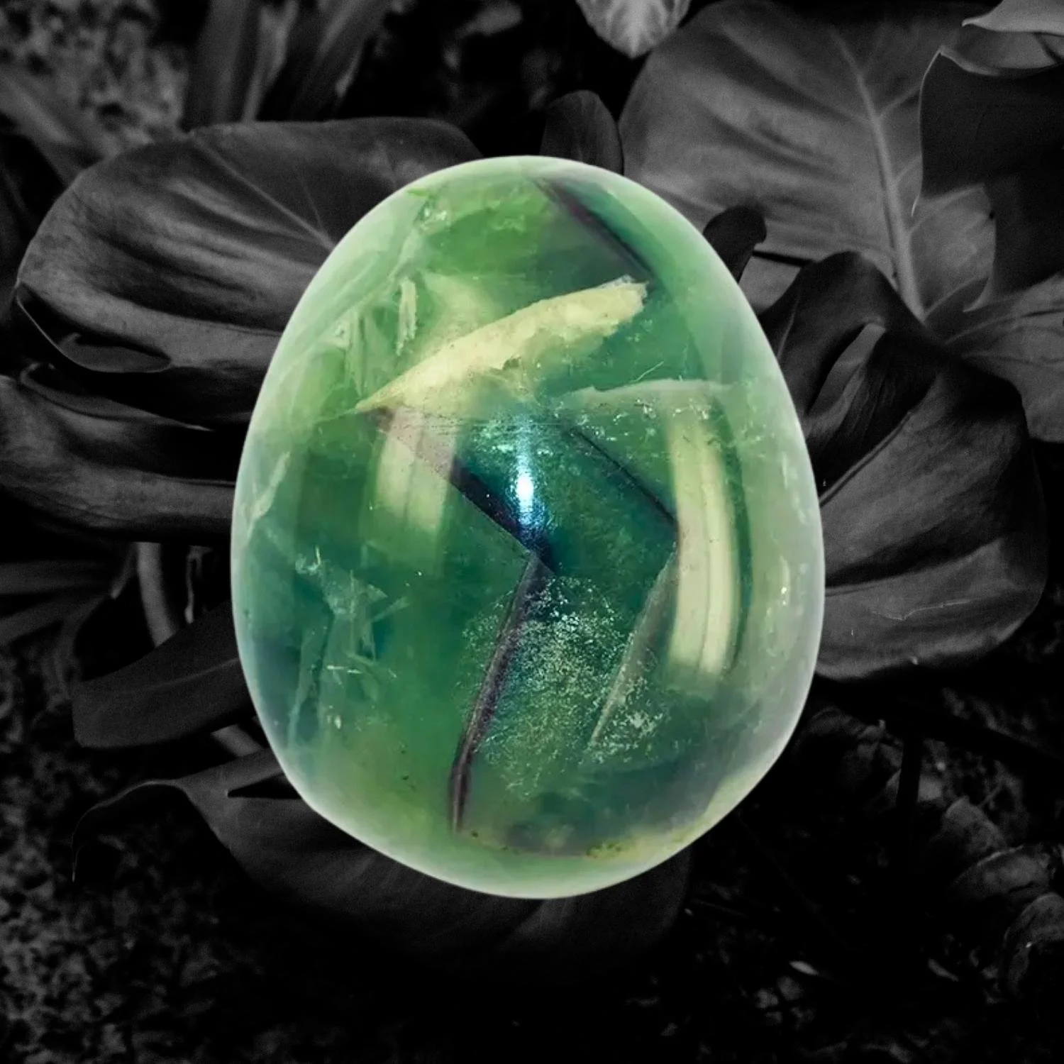 Fluorit Ei handverlesen 4,5 cm grün-lila gebändert als Lernstein für den Schreibtisch