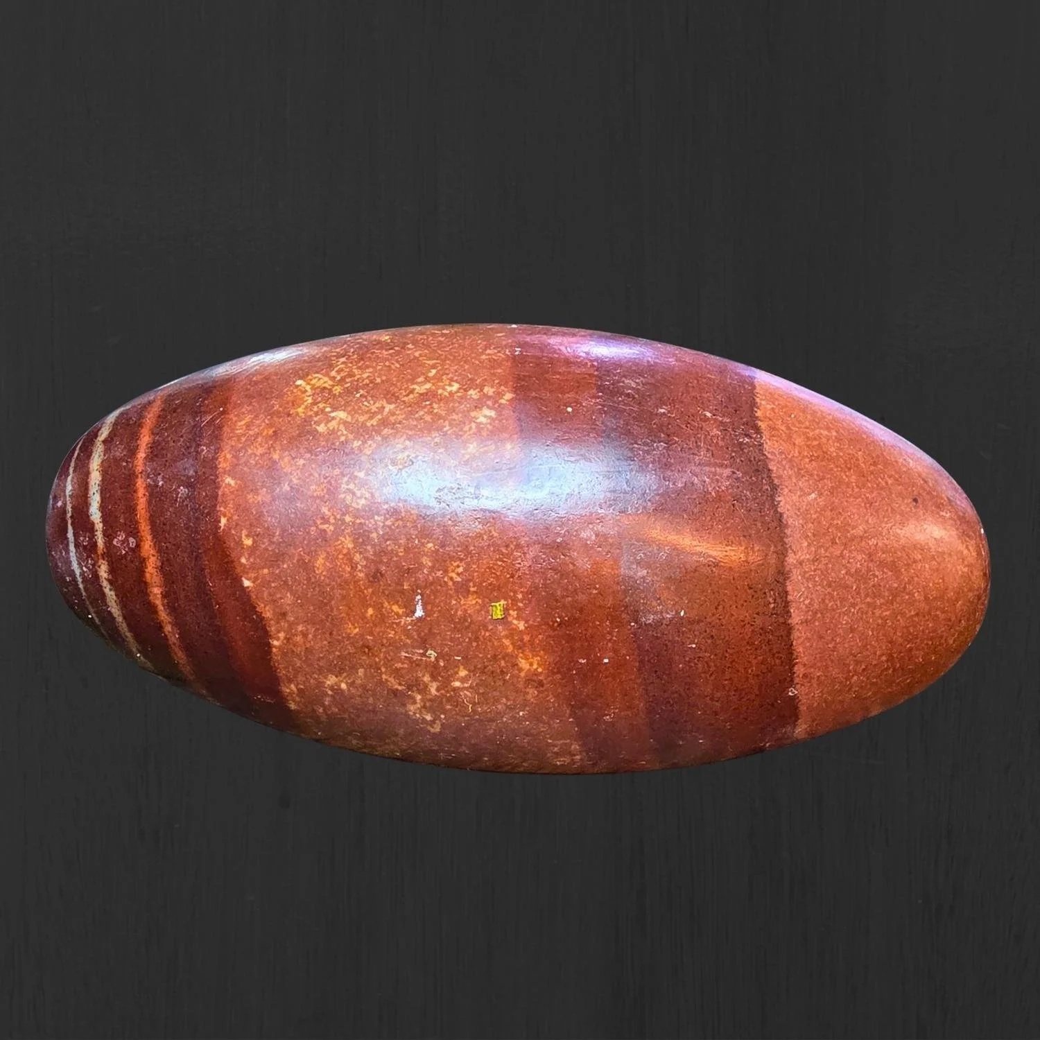 Großer Shiva Lingam aus dem Narmada-Fluss in Indien, polierter Naturstein mit harmonischer Form und natürlichem Muster