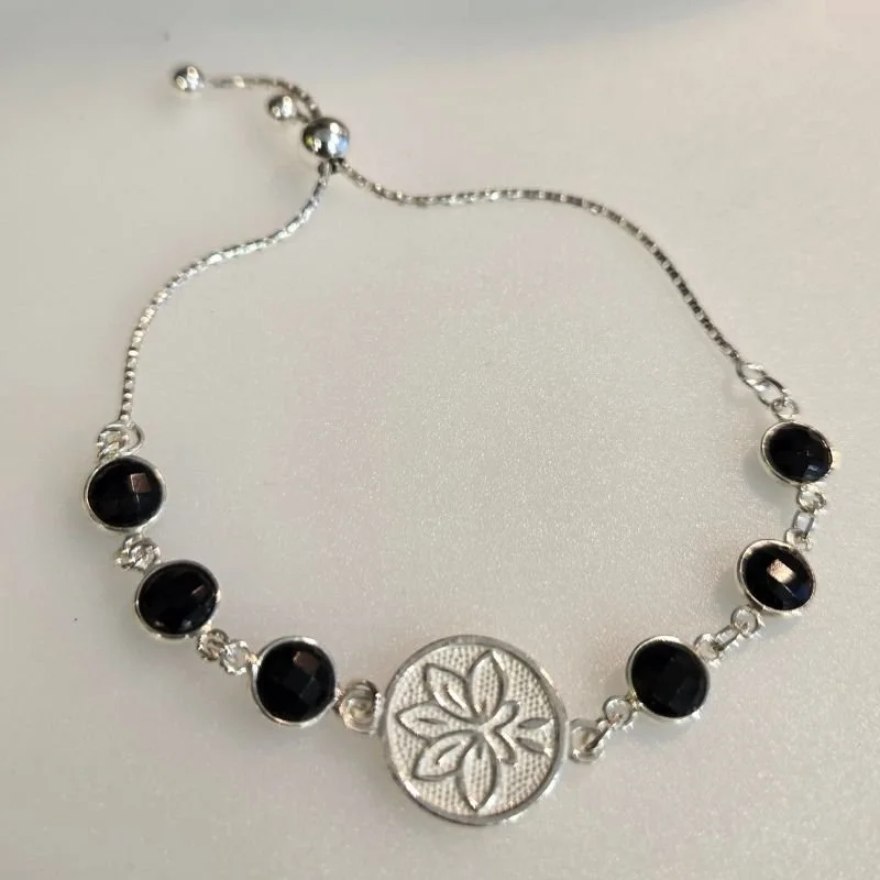 Schwarzer Spinell & Lotus Armband | 925 Sterling Silber | Einstellbar", "Feines Silberarmband mit Spinell & Lotusblüte