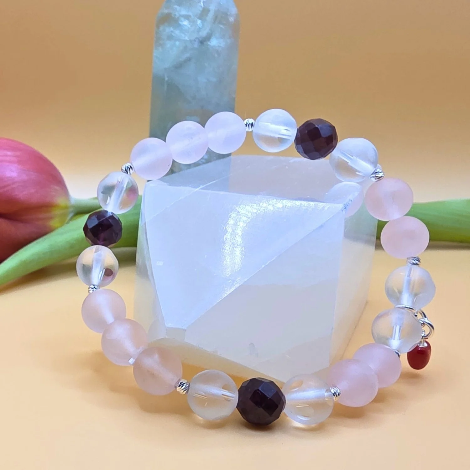 Armband Herzensmut – Rosenquarz matt, Granat & Fenster-Bergkristall - PRANA Edelsteine – Handgefertigter Edelsteinschmuck