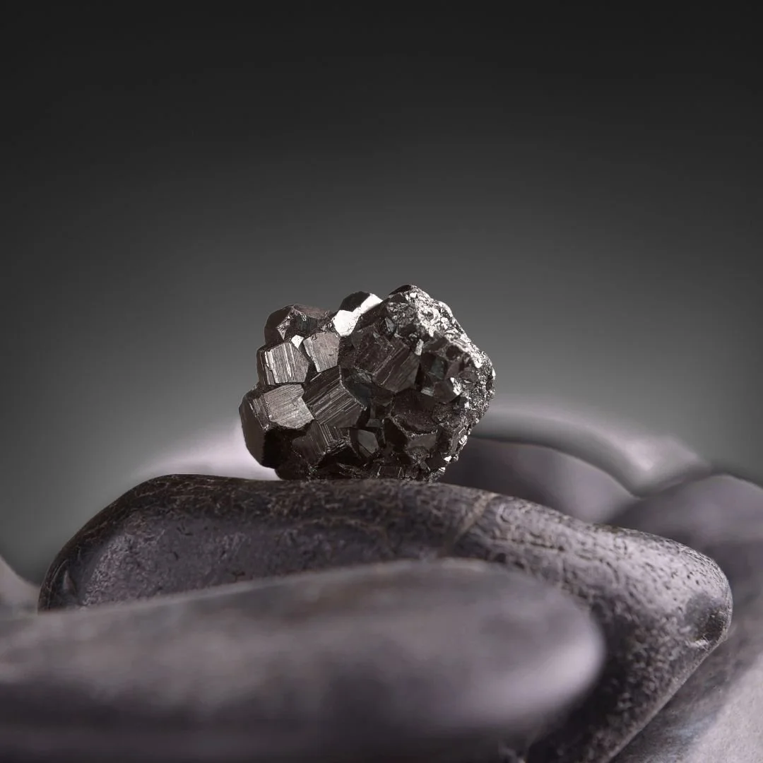 Schungit und Pyrit als Elektrosmogschutz im Elektroauto