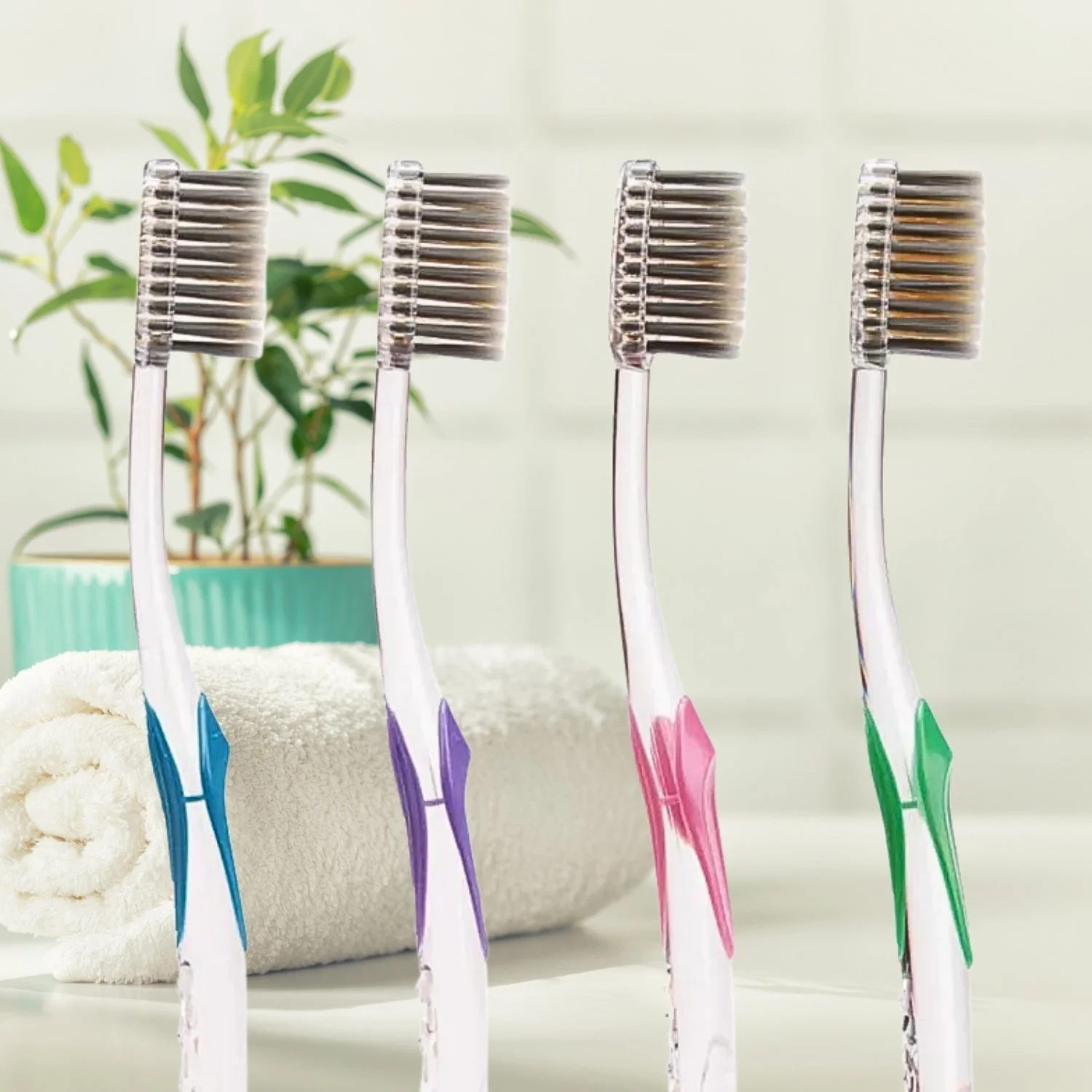 Ultraweiche Edel Schungit Gold Zahnbürsten mit feinen Borsten im Badezimmer