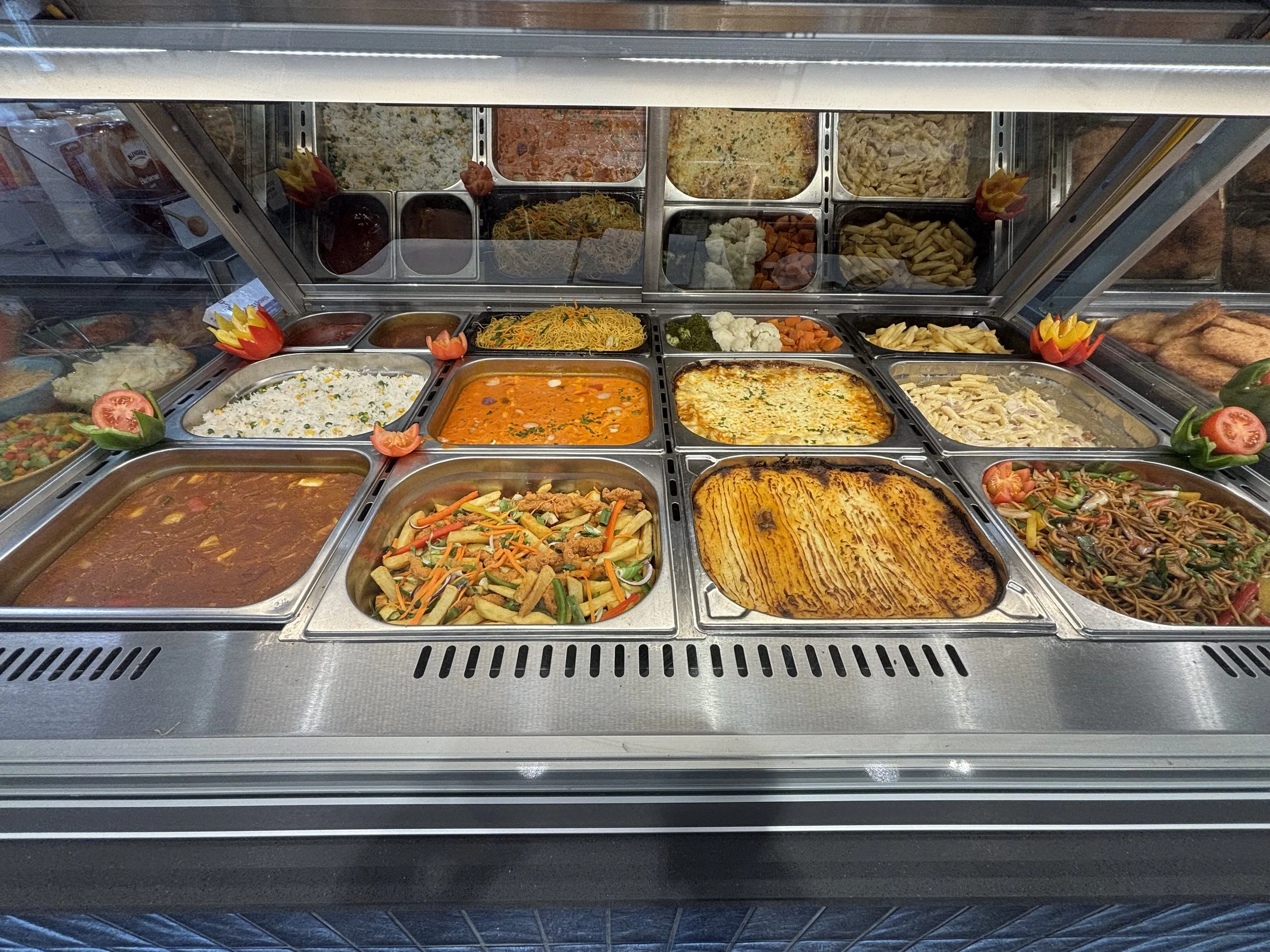Prepared hot food by our own chefs displayed in our del counter