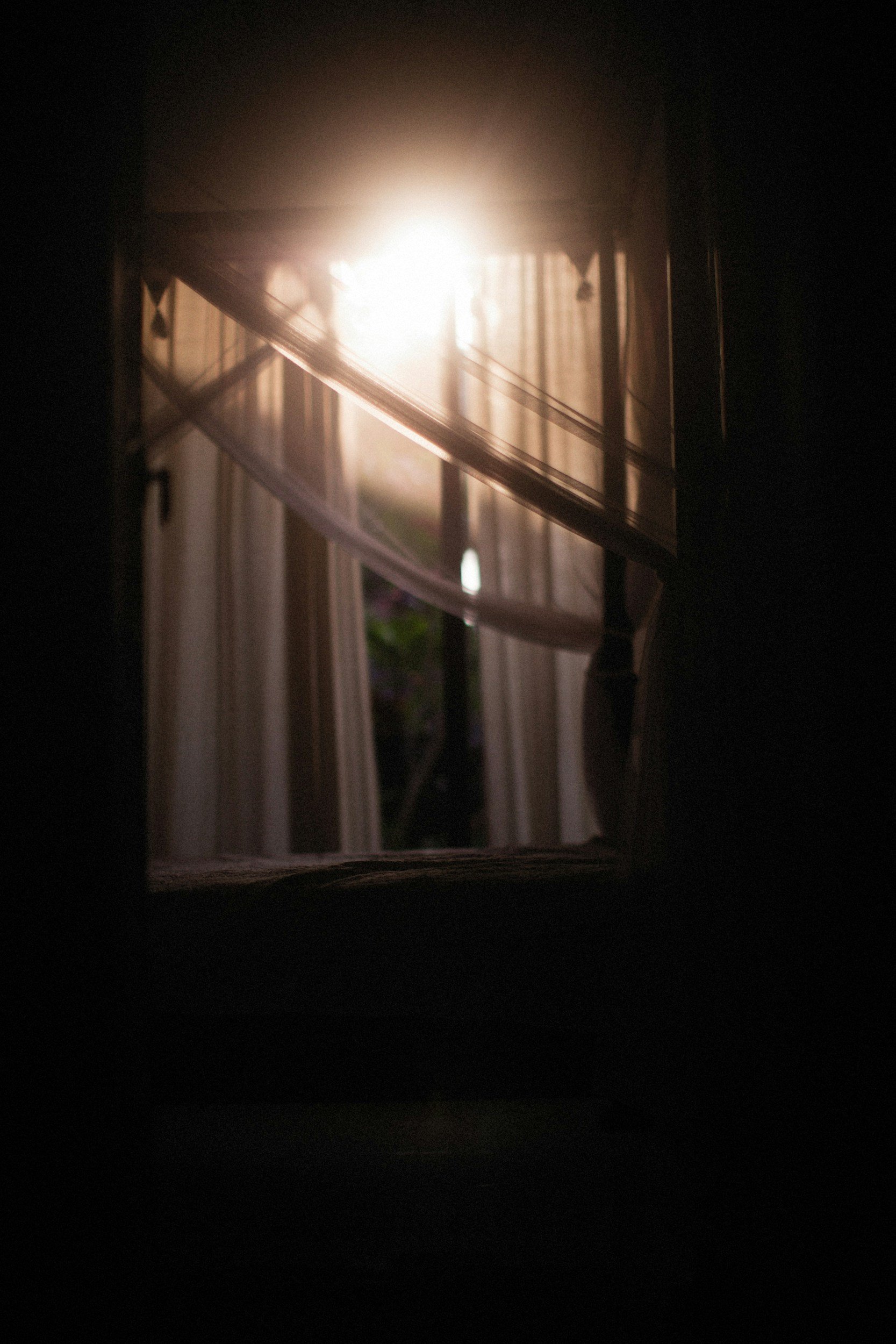 Luz à Noite: O Pequeno Hábito Moderno que Está a Destruir o Nosso Sono