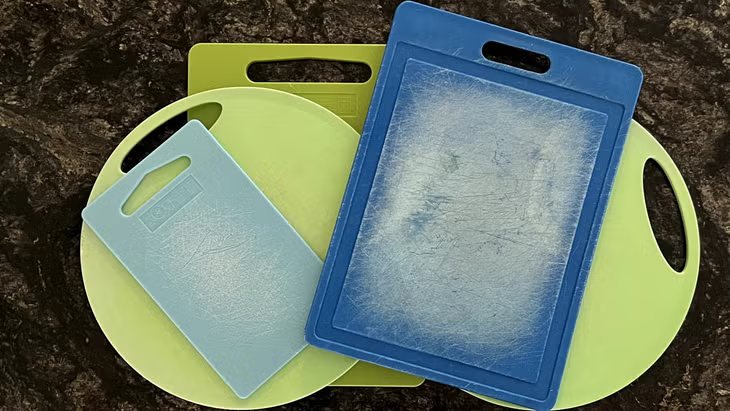 Tábuas de plástico na cozinha: Riscos invisíveis para a saúde