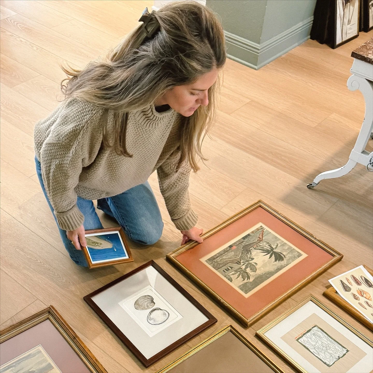 In my element 〰️

Styling for @thestudiomagnolia, we used classic &amp; simple elements. Dried citrus, native greenery, rattan and rope to give the perfect balance of lived-in elegance for the Holidays.