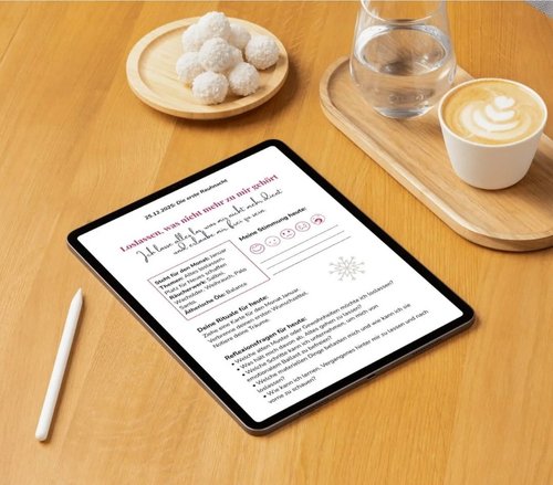 Rauhnächte-Journal neben einer Tasse Kaffee – gemütliche Winterstimmung, Fokus und Wärme.