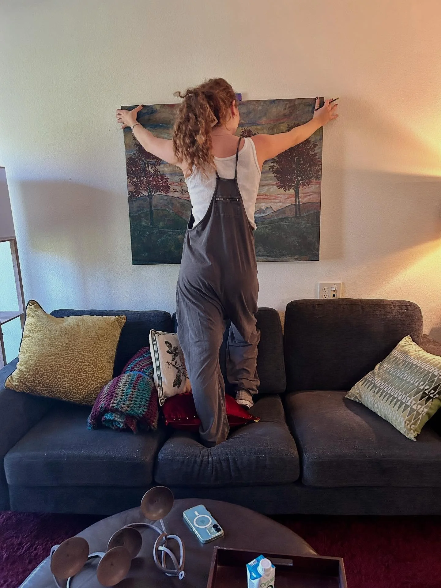 💜Welcome Home, Nicole💜 This Thursday, our incredible team of volunteers transformed Nicole and West’s empty apartment into a warm, welcoming home for them and their pets. With love and intention, every corner of the space was refreshed: Barb