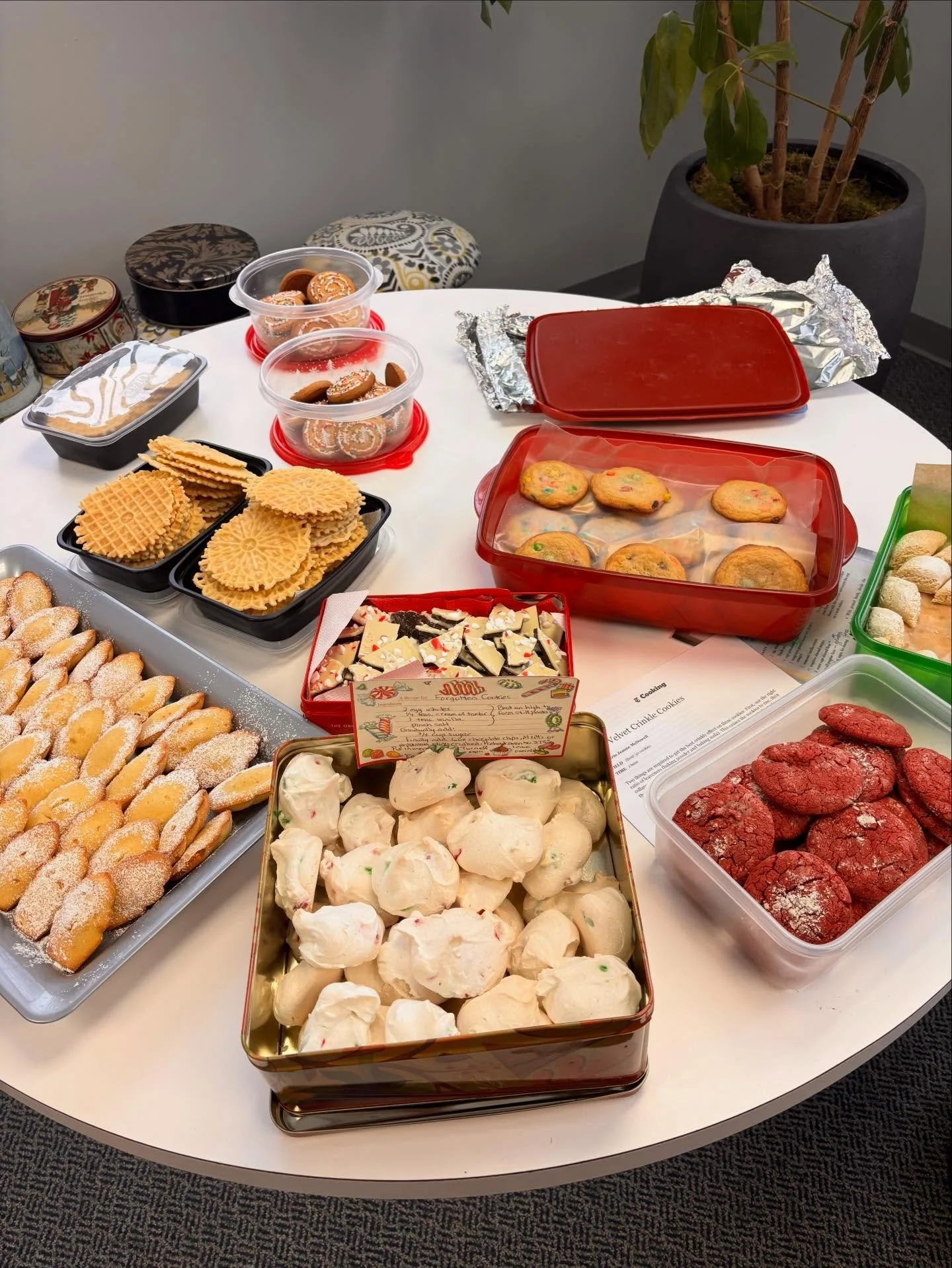 Celebrating Holiday vibes with our awesome Humble volunteers today in the warehouse🎉 To all who have given their time and talents to our mission, we simply couldn&rsquo;t do it without you🧡