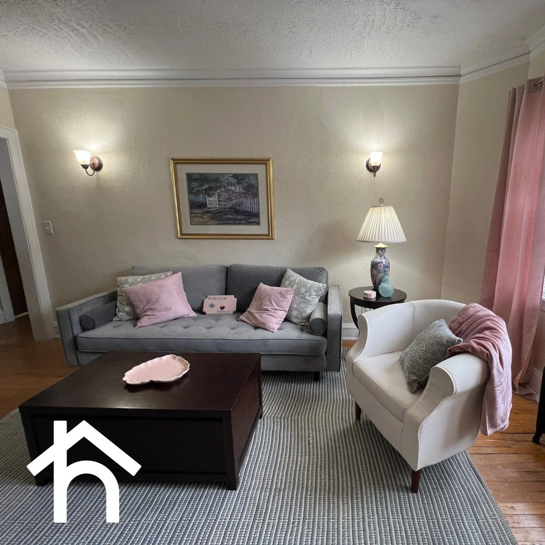 🏡 Happy Friday Reveal! 🏡 This week's deco feature spotlights a one-bedroom apartment for an individual who started the week with only an air mattress and some basic kitchen supplies. As you can see, the Humble Design Chicago team did a lovely job i