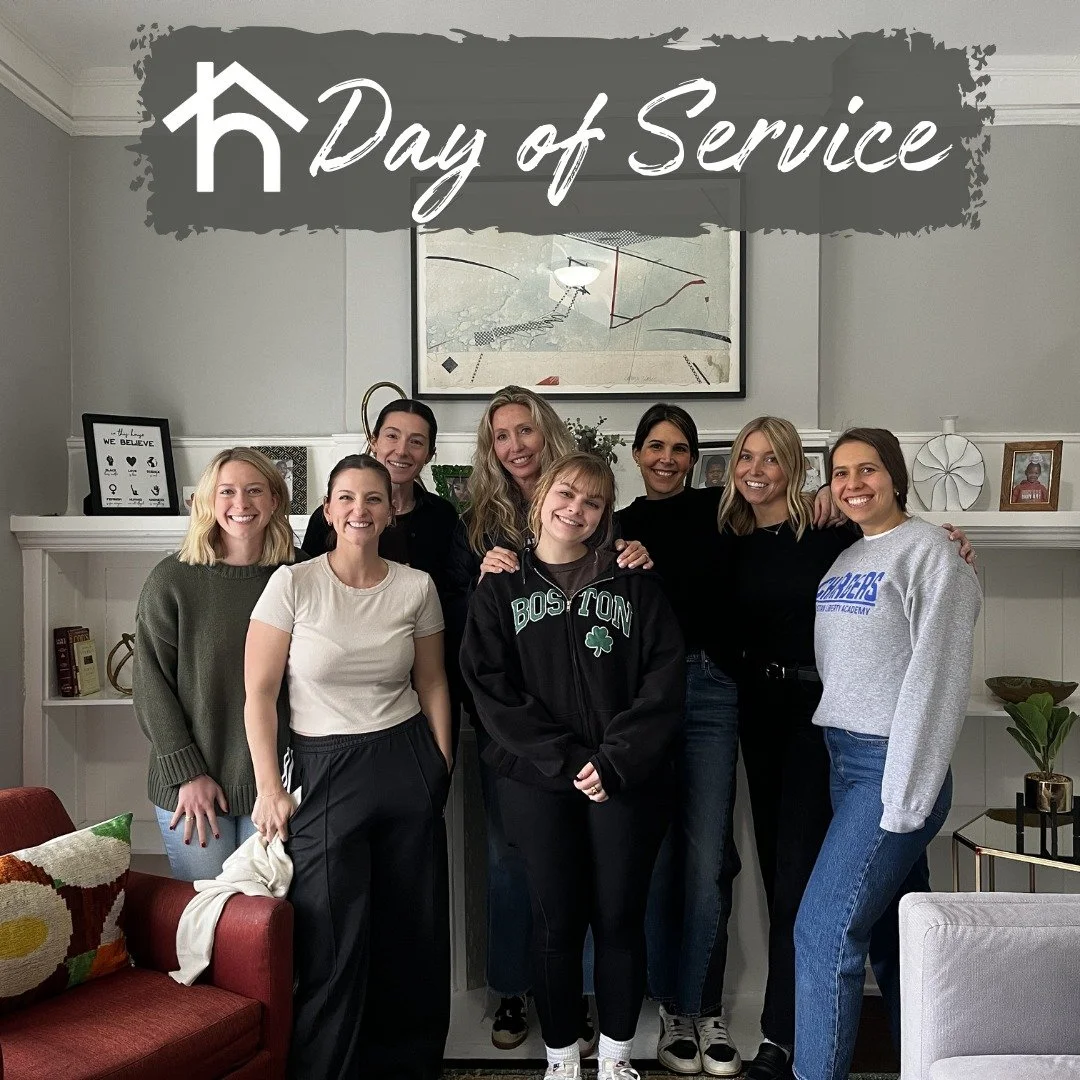 💛 Today we had the pleasure of working with the @andreagoldmandesign team for a Day of Service, and they absolutely knocked their first deco out of the park! Their team came ready to work this morning - from building beds and hanging art pieces to o