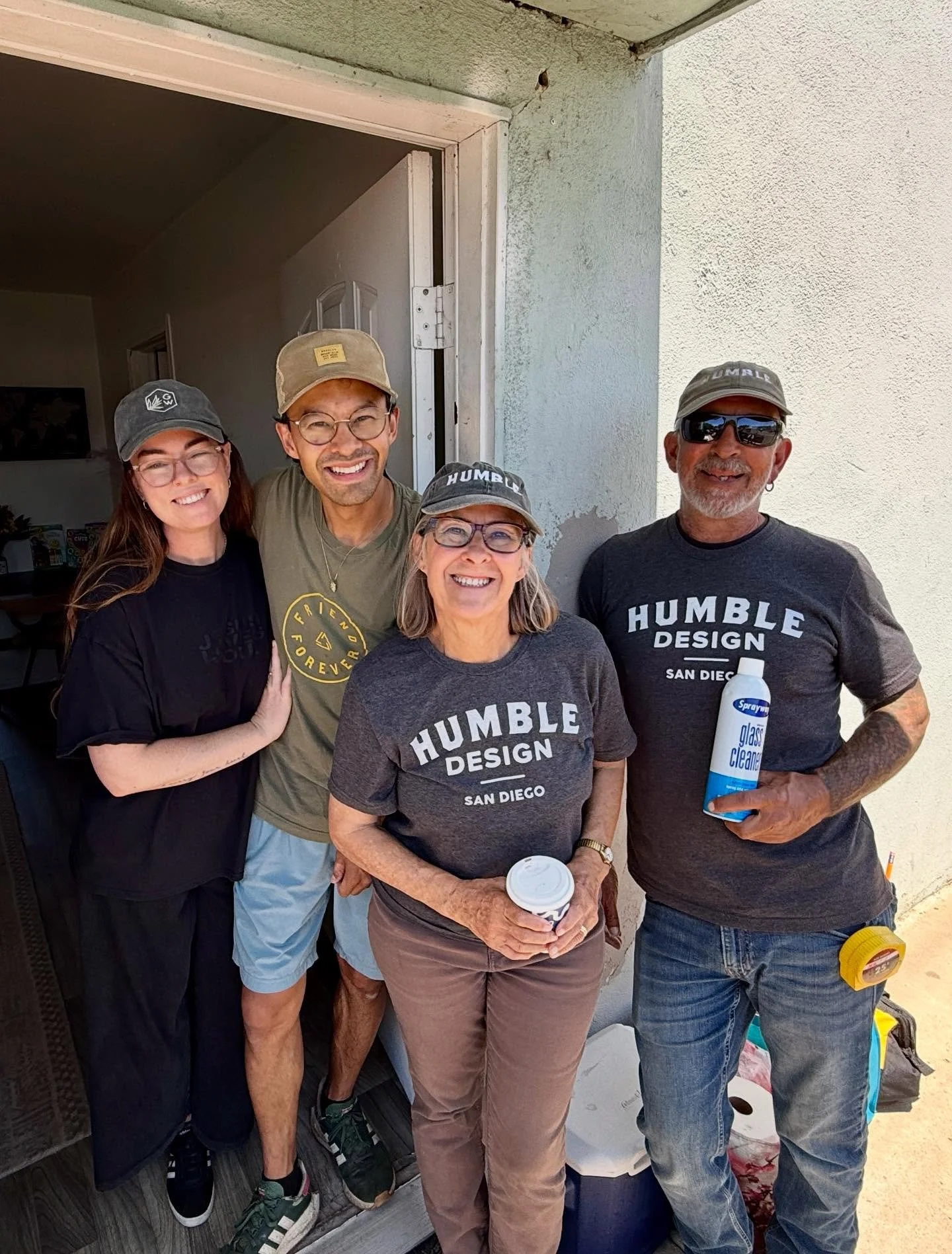 💜Welcome Home, Tara!💜 This Thursday was truly a family affair as we helped our client, Tara, transform her space into a home. Our volunteer crew was made up of a dedicated family led by Shaune, a day-one volunteer for our San Diego Humble branch, w