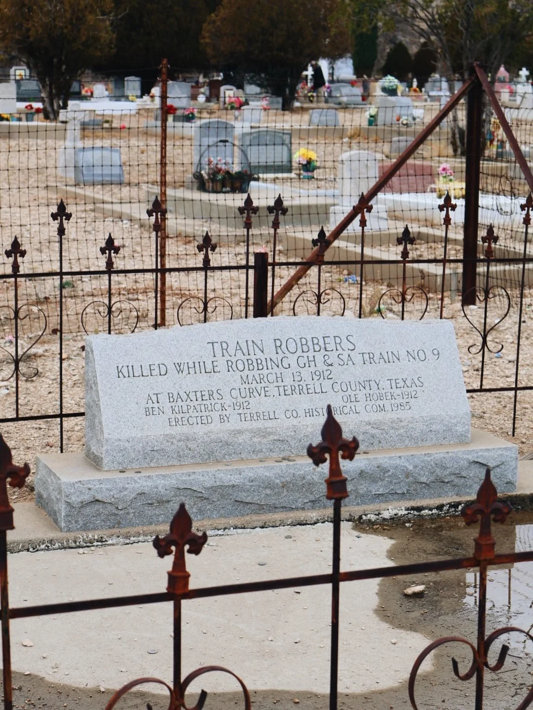 Not all love stories end the way some people would hope, and in Kilpatrick and Ole Hobek&rsquo;s case, their love for money and crime led them to a permanent place in the ground 🪦

You can visit the Train Robber&rsquo;s Grave at Cedar Grove Cemetery