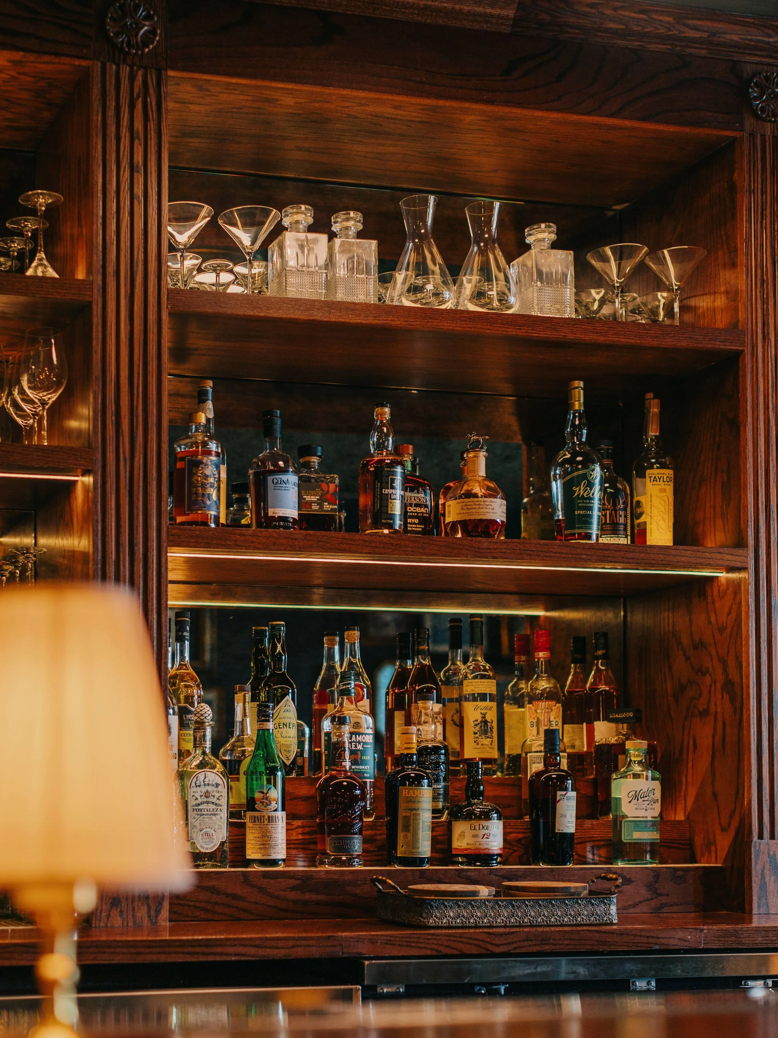 We designed the custom bar millwork at @themettewilmette to feel like it&rsquo;s always been there, bringing old-world charm to the heart of the space.

Interior Design for The Mette, Wilmette by Studio Dos Design. Photography by Jeff Marini. 

#bard