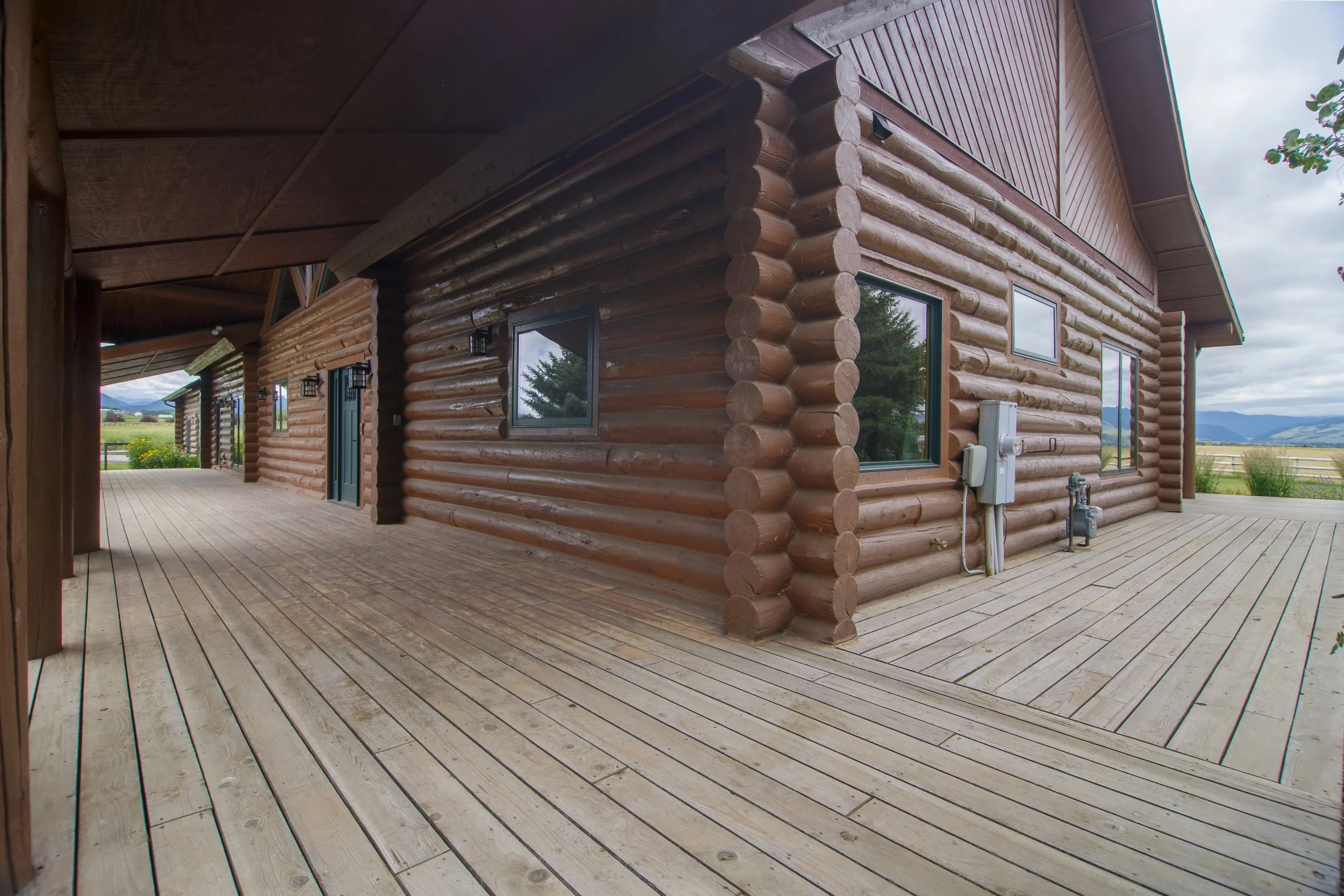 250731_220DeerPathLn_Stain_WildWestContracting_MaddiHohner-6.jpg