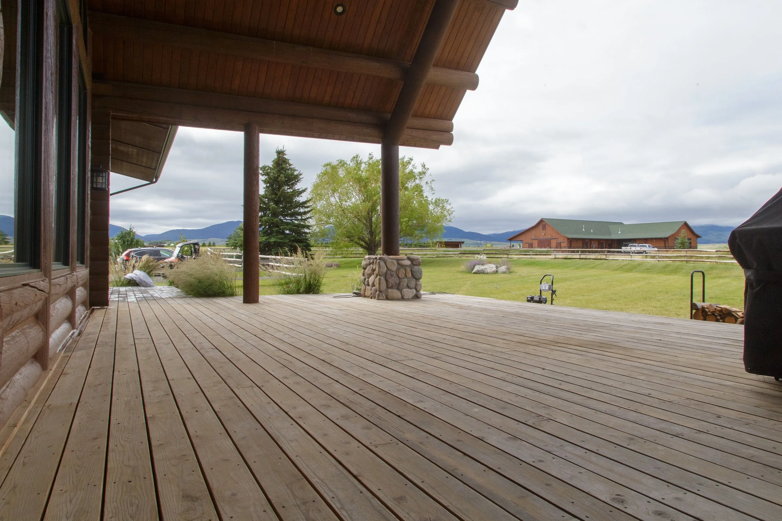 250731_220DeerPathLn_Stain_WildWestContracting_MaddiHohner-5.jpg