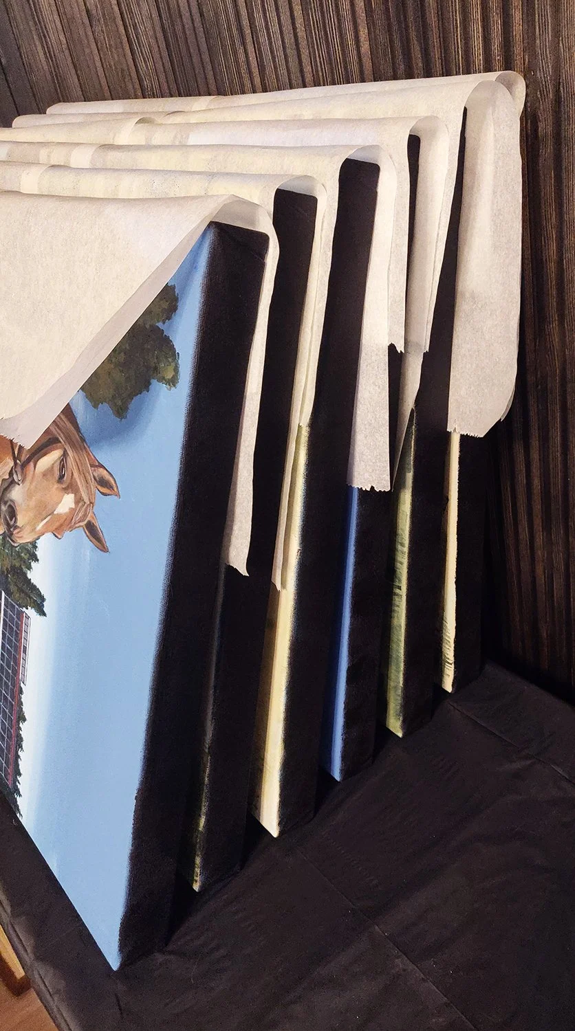 Maalauksien reunat ovat tyylikkään mustat