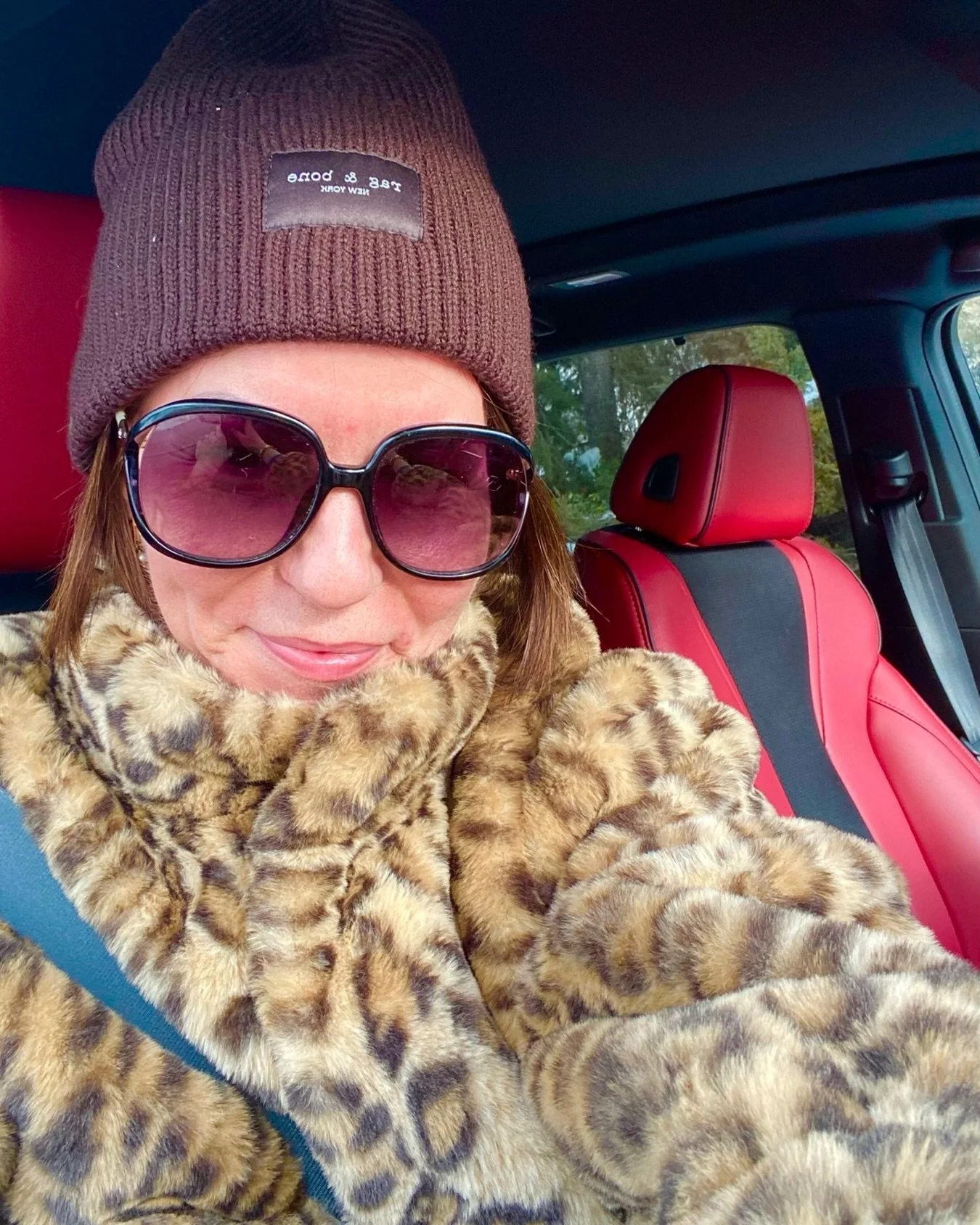 Leggings, hoodie, no make-up, bad hair&hellip;..but at least the outerwear understood the assignment 
🐆❤️

Happy long weekend 🇨🇦