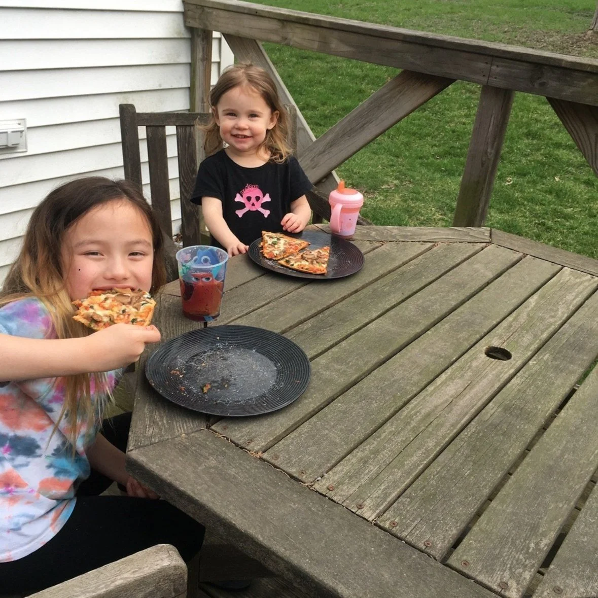 Children eating pizza