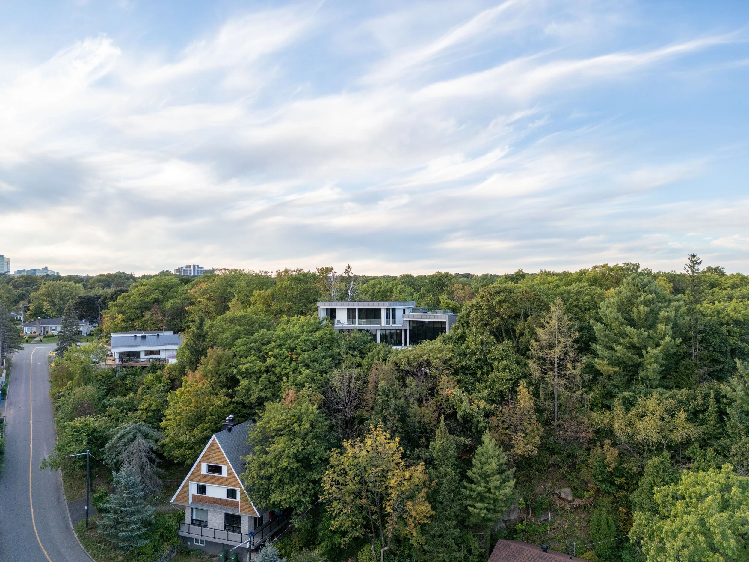 Photo aérienne par drone d'une propriété de luxe à flanc de montagne avec vue sur le fleuve Saint-Laurent, Québec — GiguèreMedia