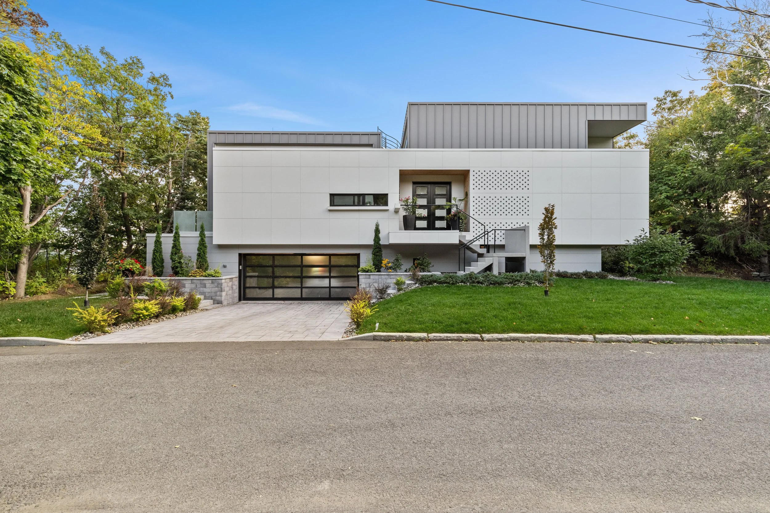 Photo d'une propriété de luxe à flanc de montagne avec vue sur le fleuve Saint-Laurent, Québec — GiguèreMedia
