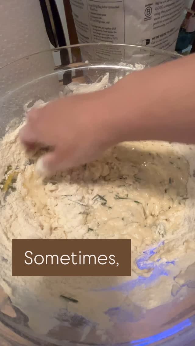 ✨New on the menu: rosemary focaccia dreams.✨
Golden, herby, pillowy-soft—this loaf is the kind that disappears before it even cools. Smells like a delicious dream come true. 🌿🍞 #thestorybookkitchen