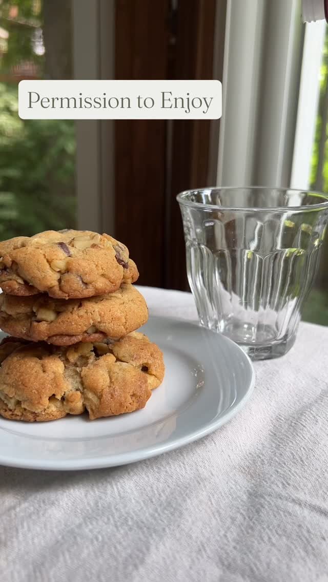 Nothing beats the classics. Warm, melty chocolate chip cookies + a cold glass of milk = pure comfort. 🍪🥛
Preorders are now open for the July 12 porch pickup! Place your order through the link in bio and treat yourself to a 6-pack or dozen of these