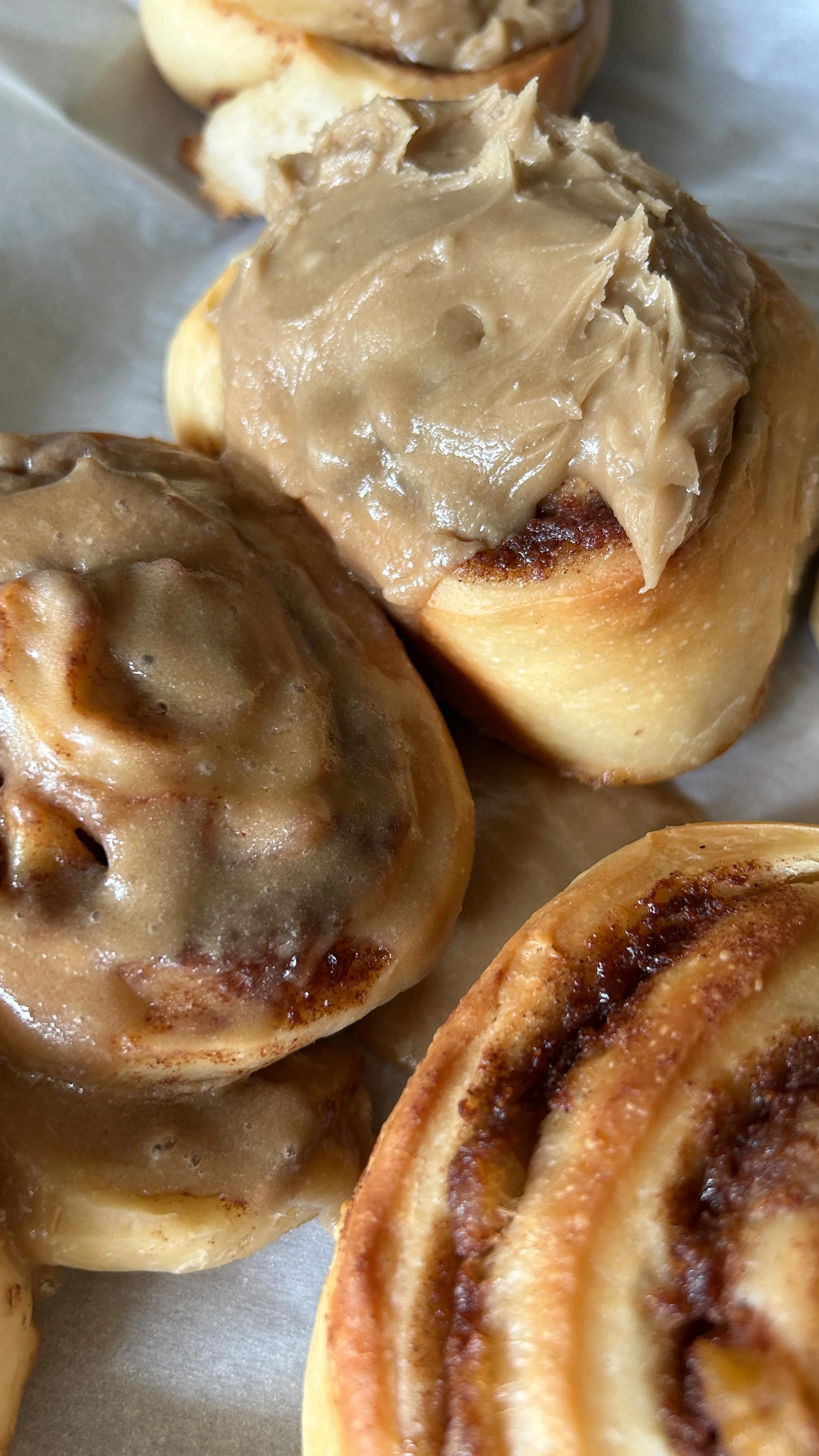 ✨ Gooey caramel, spiced apples, and pillowy soft sourdough buns…these sticky buns taste like autumn in every bite. Topped with a house made salted caramel frosting, I mean come on. Our faces say it all. 🤭🍎✨ Preorder now for porch pickup at t