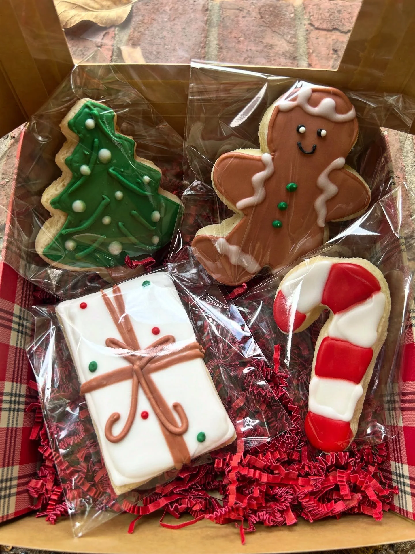 The sweetest little gift box is here. A 4-pack of iced sugar cookies makes for an adorable gift this season. Order via our Saturday porch pickup on our website or send us an email hello@thestorybookkitchen.com to place a custom order. 🎁 Skip the Sta
