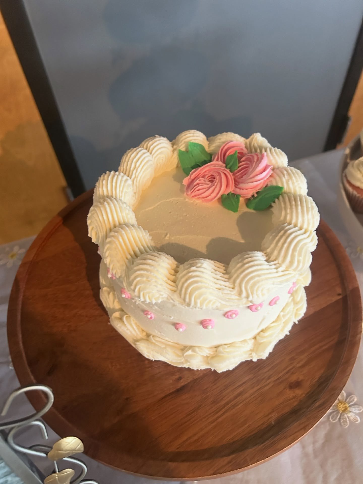 A sweet strawberry cake for the cutest sweetheart coming in May. 🍓How special to be asked to make this baby shower cake. 🎀 @_morganjacobs @tjacobs009